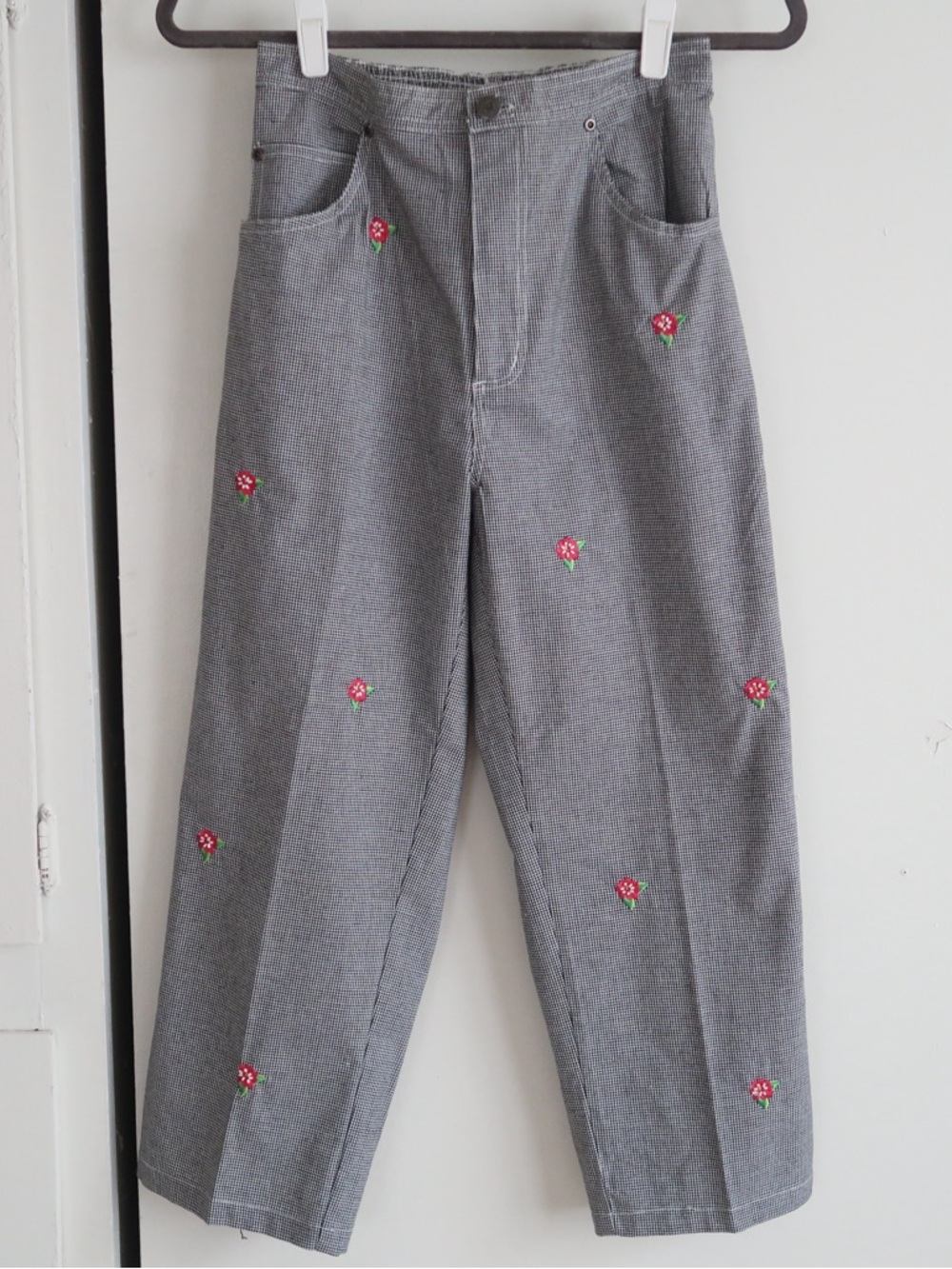 Quacker Factory Black Houndstooth Capris with Embroidered Beaded Flowers